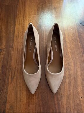 NWT Women’s Donald J. Pliner Taupe Pointed Toe Suede Pumps. Size: 9.5. Classic!